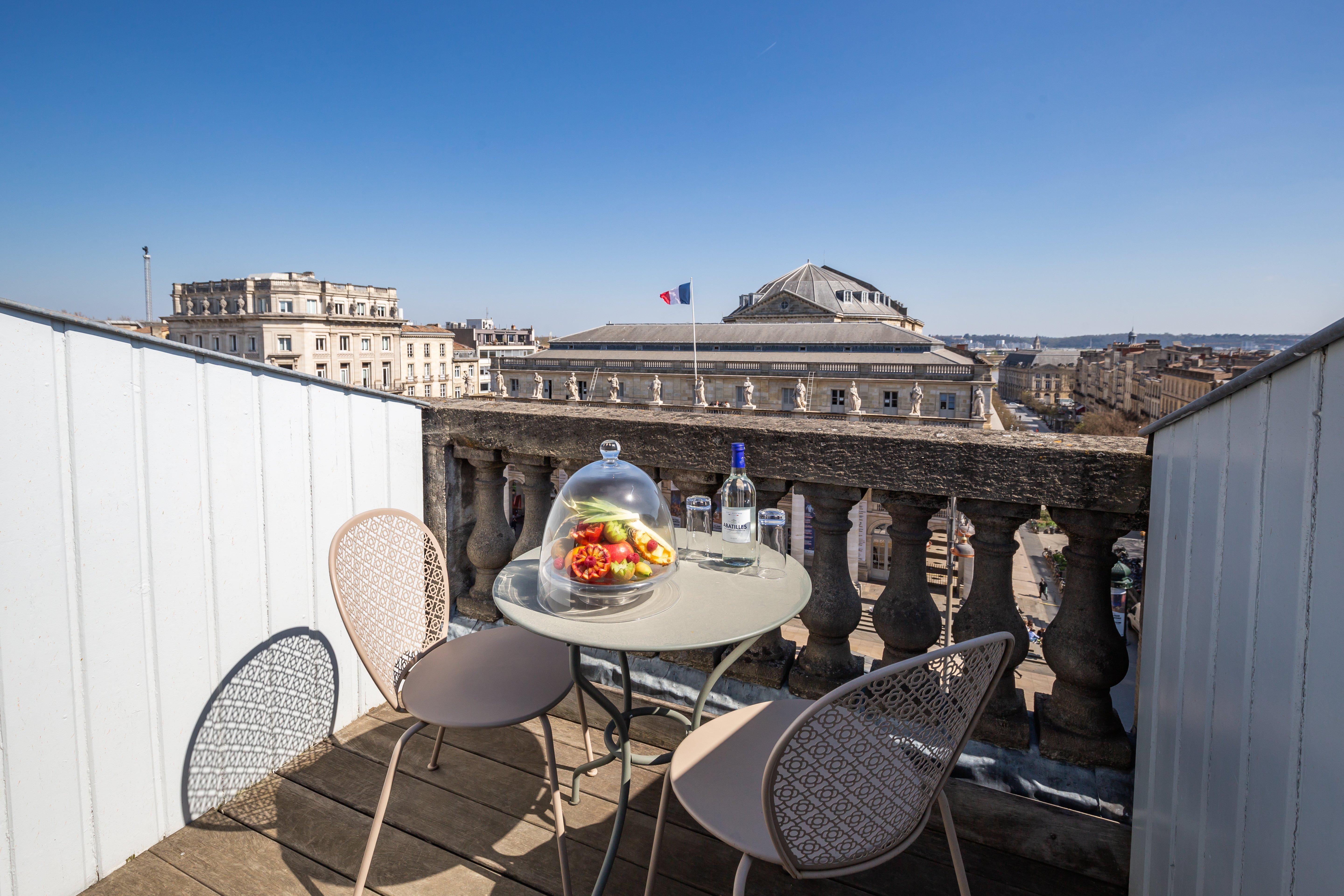 Intercontinental Bordeaux Le Grand Hotel By Ihg Esterno foto A balcony in Paris