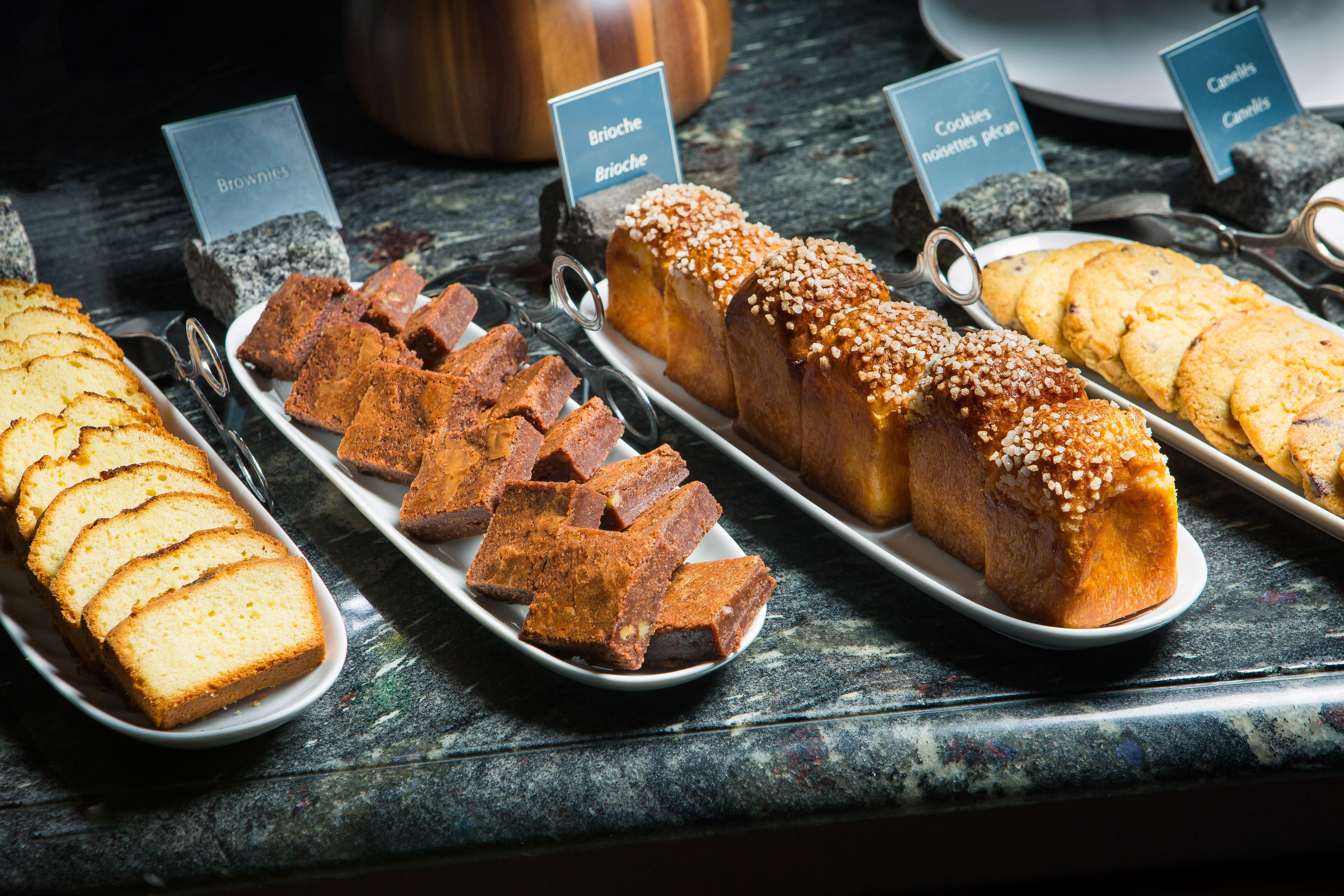 Intercontinental Bordeaux Le Grand Hotel By Ihg Esterno foto A selection of cakes