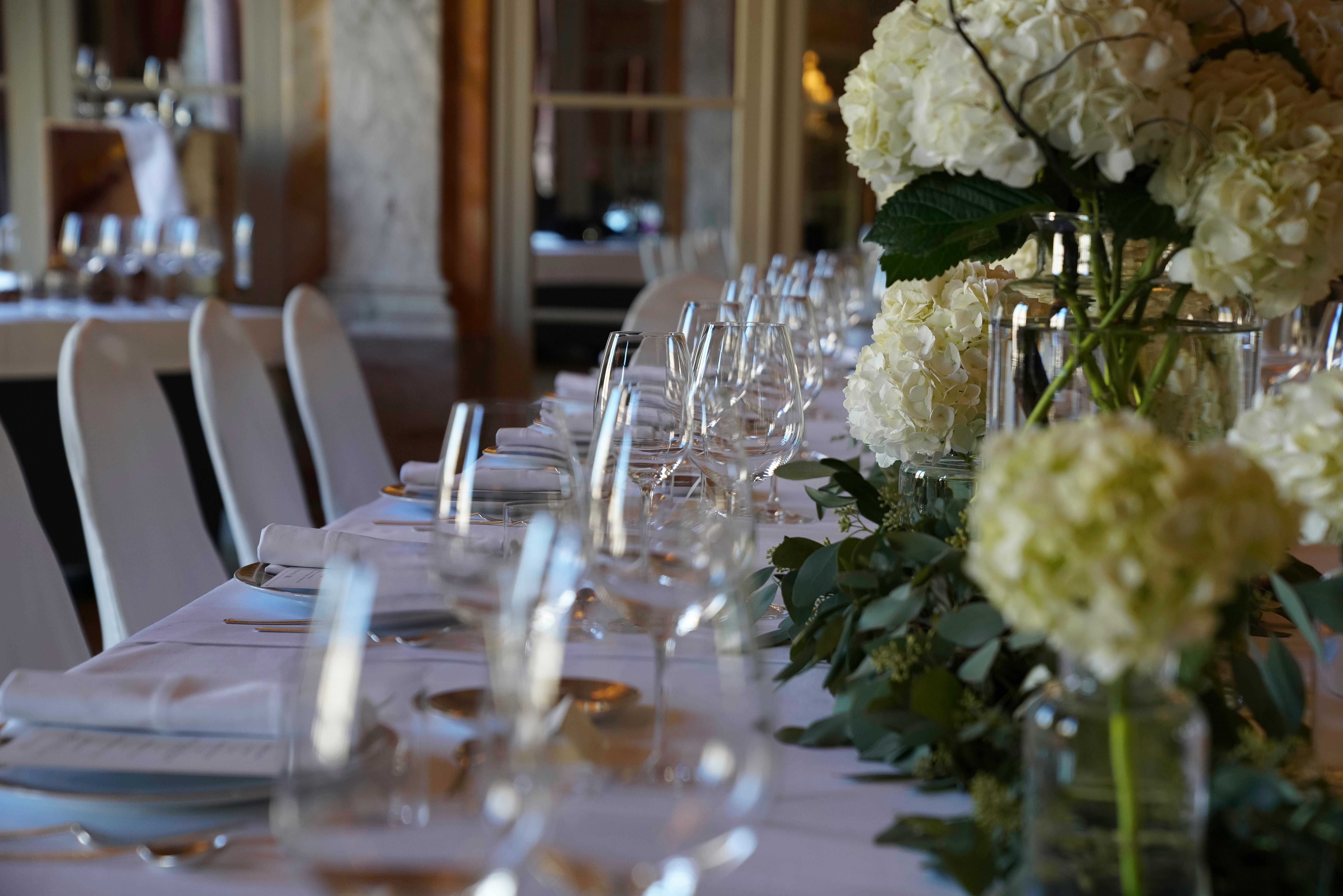 Intercontinental Bordeaux Le Grand Hotel By Ihg Esterno foto A table set for a formal dinner