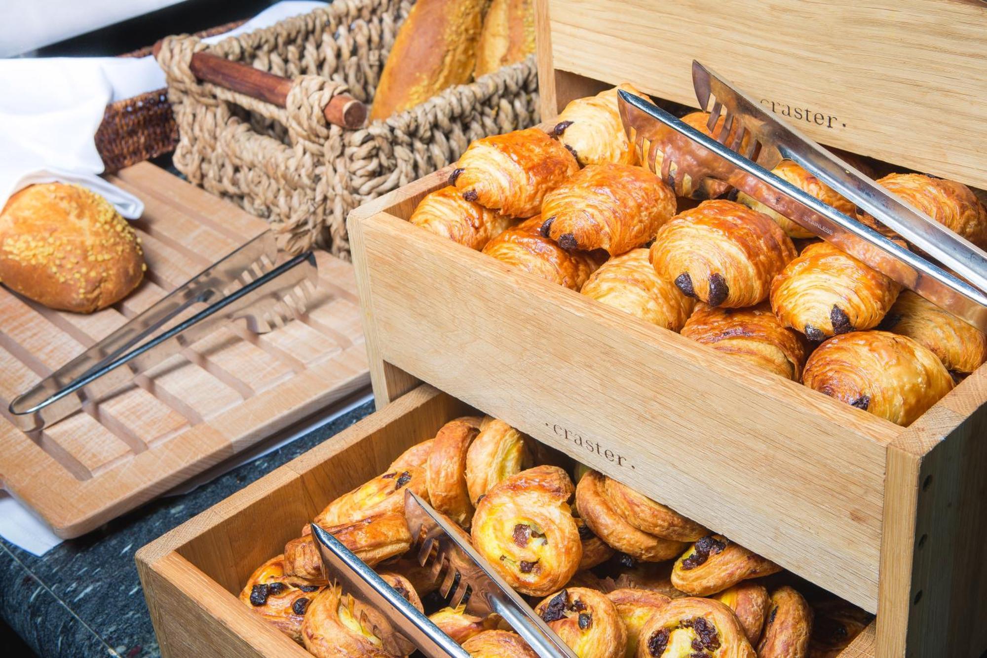 Intercontinental Bordeaux Le Grand Hotel By Ihg Esterno foto A selection of pastries