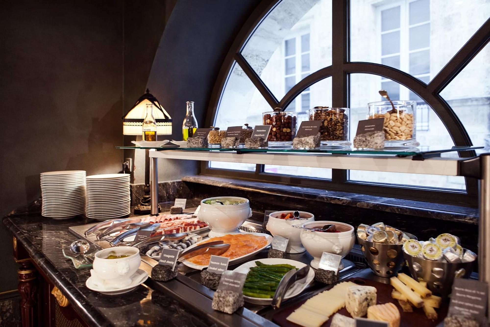 Intercontinental Bordeaux Le Grand Hotel By Ihg Esterno foto A breakfast buffet at a hotel